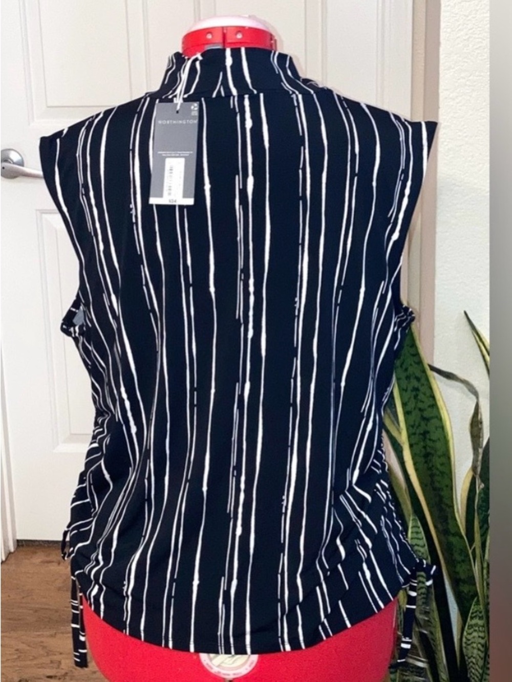 Worthington Sleeveless Black and White Cinch Tie Sides Mock Neck Top 
Size XXL - Picture 3 of 5